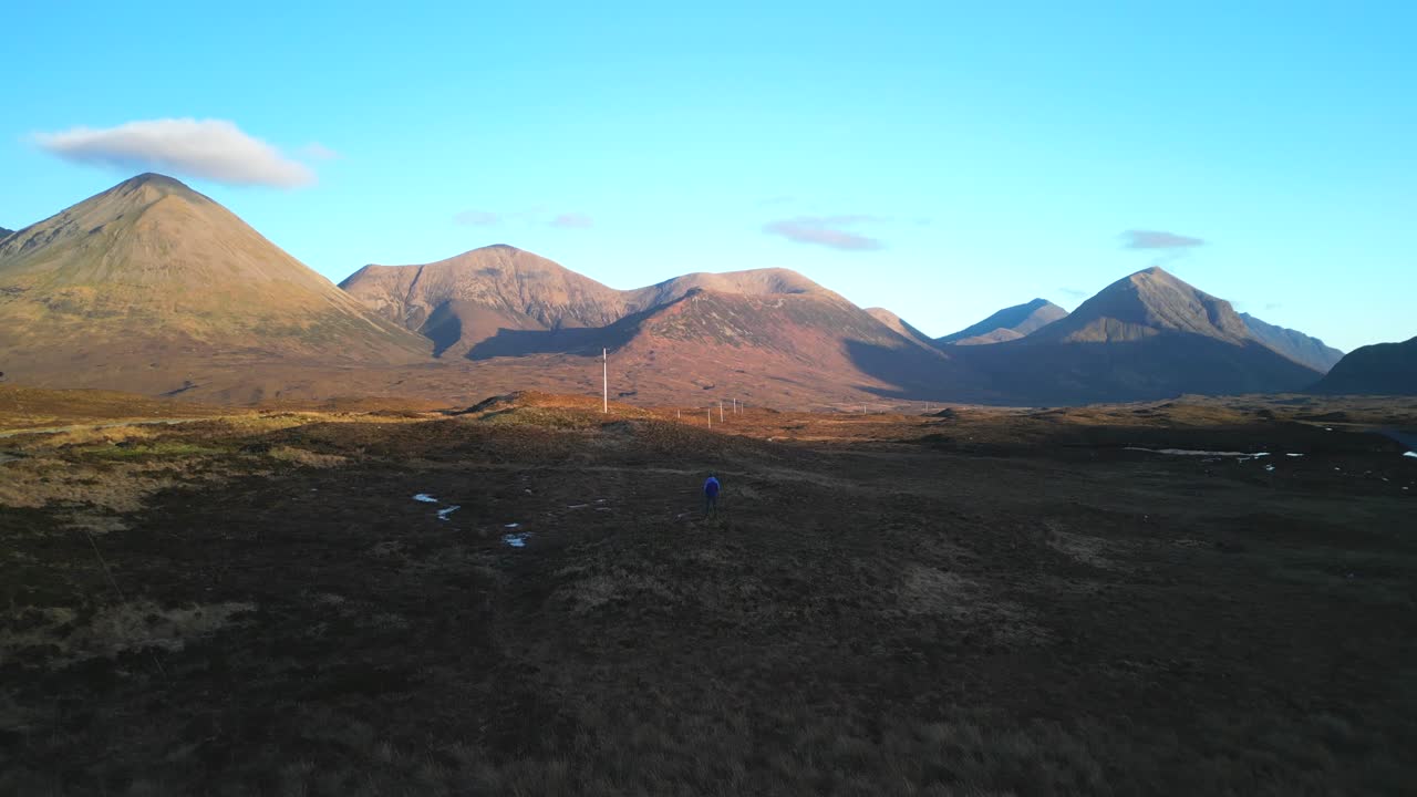 스코틀랜드 스카이 섬의 새벽 조명을 받은 퀼린 산의 모습을 드러내는 하이커