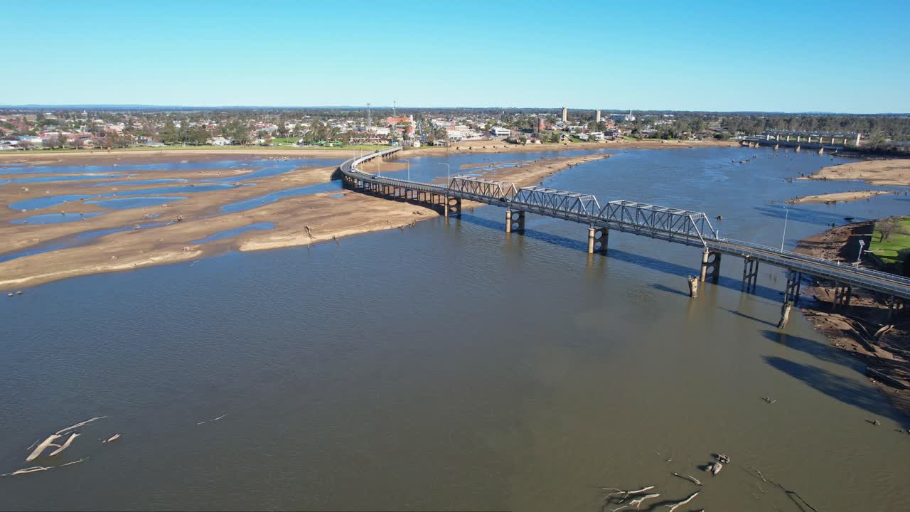 2022 년에 잡초 퇴치 기간 동안 yarrawonga 다리의 죽은 나무와 mulwala 호수의 낮은 수위가 드러납니다.