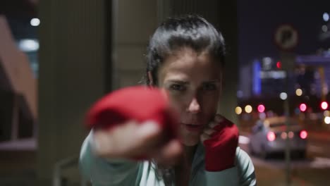 mujer joven entrenando para el boxeo