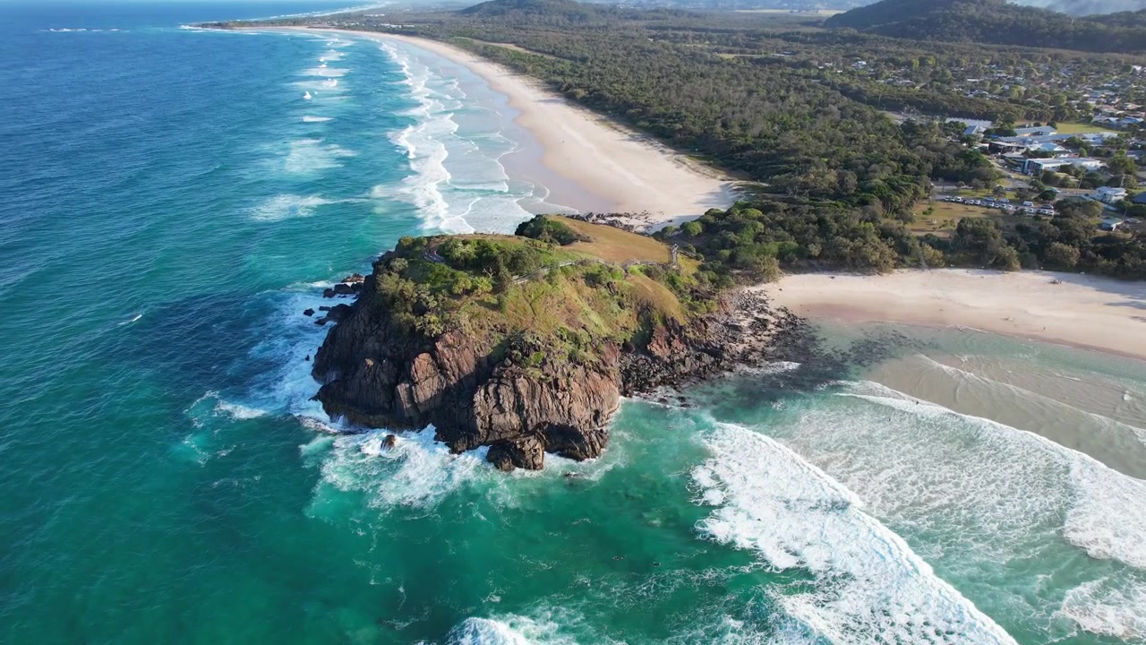 Norries Head e Cabarita Beach con Maggies Beach nel Nuovo Galles del Sud, Australia - Ripresa aerea.