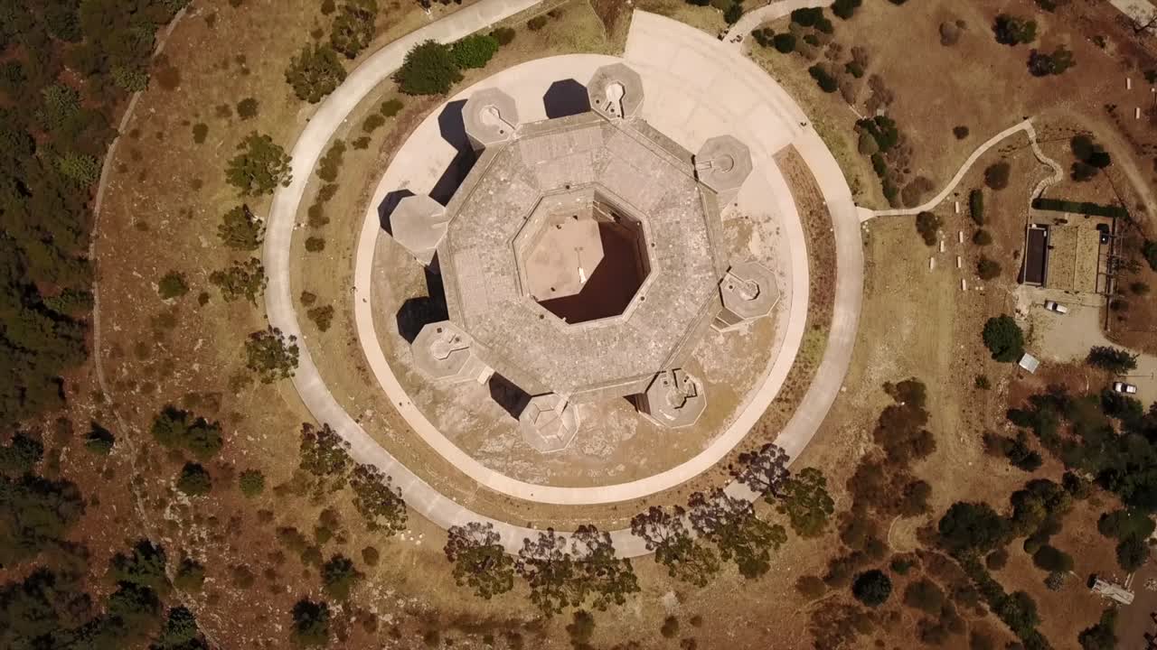 vista superior del atípico "castel del monte" en el sur de italia, puglia