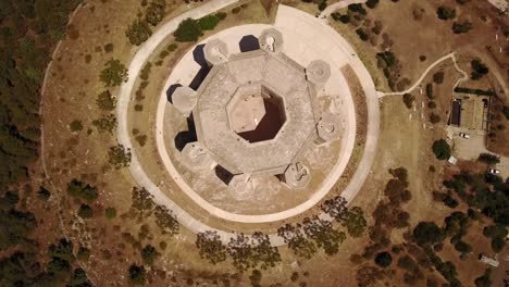 Top-view-of-the-atypic-"castel-del-monte"-in-the-south-of-Italy,-Puglia