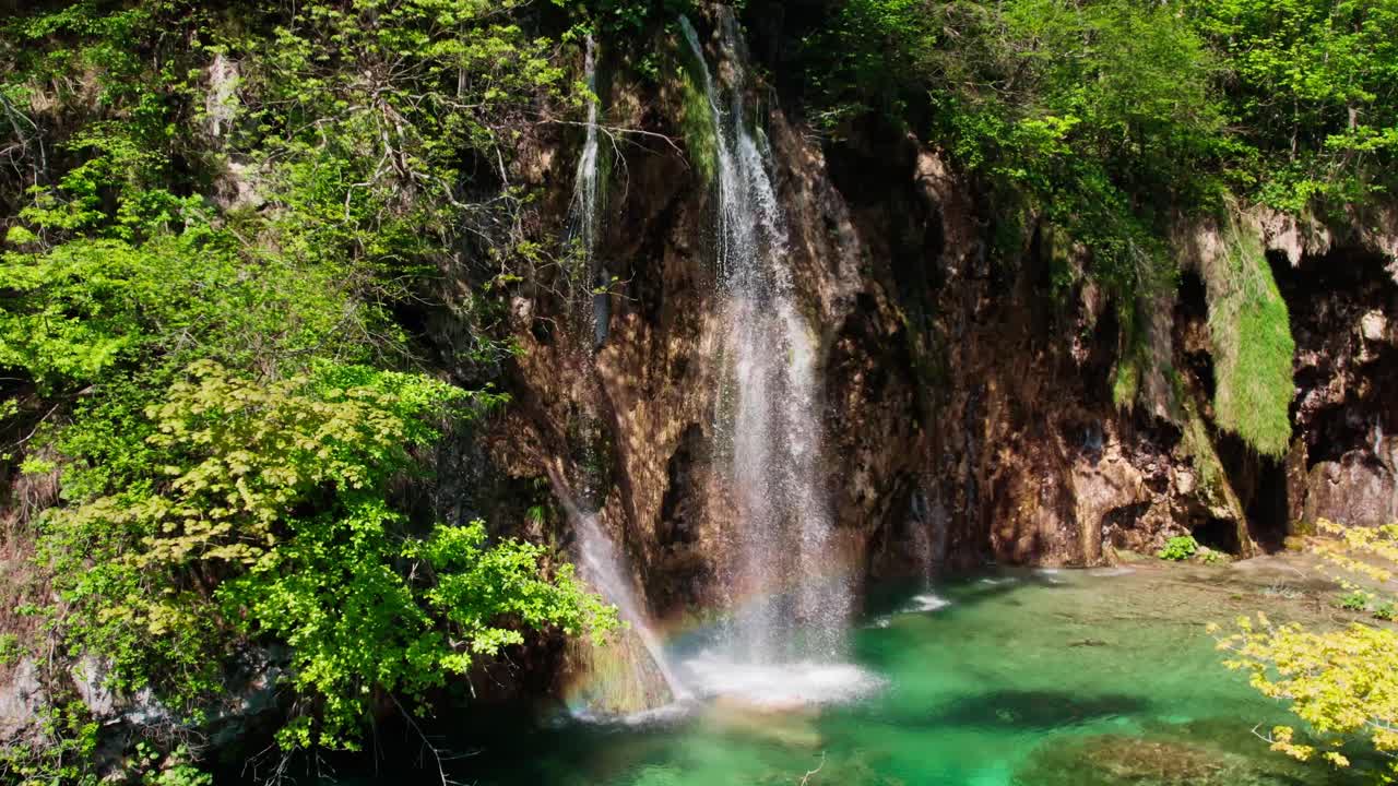 vista de drones de cascadas salvajes con acantilados de karst en plitvice