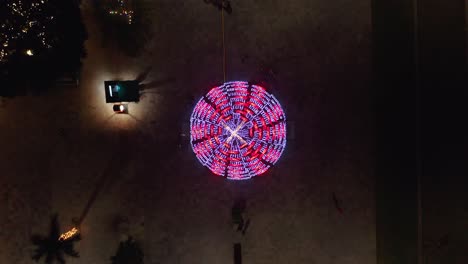 Colorido-Arte-De-Decoración-De-Luces-De-árboles-De-Navidad-En-La-Plaza-De-Madeira-Por-La-Noche,-De-Arriba-Hacia-Abajo