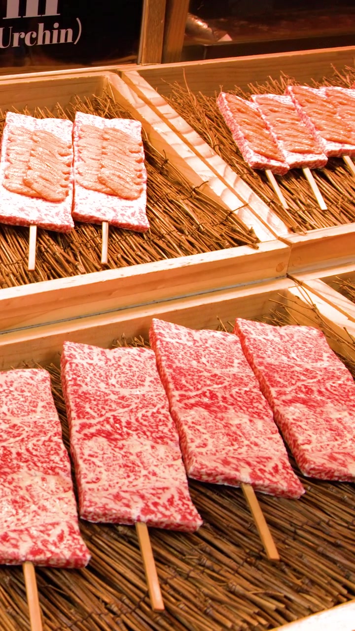 东京市场，和牛、扇贝和鳗鱼串的特写摇摄镜头。
