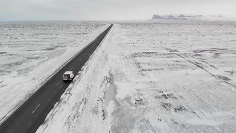 tomas aéreas de una furgoneta en la carretera de islandia