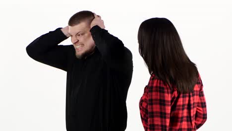 pareja discutiendo