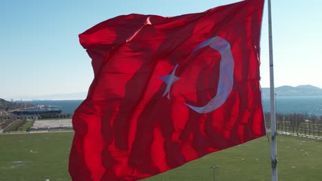 ondeando la bandera turca