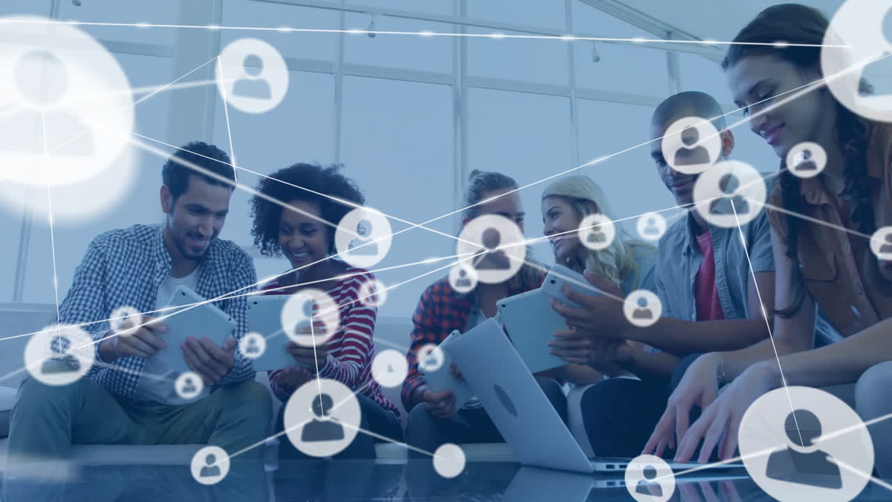 animación de la red de conexiones con las personas iconos sobre diversas personas de negocios en la oficina