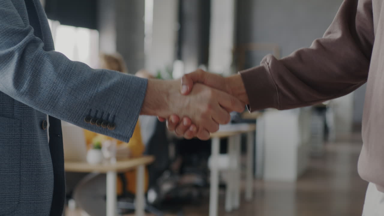 Uomini d'affari che si stringono la mano in un ufficio