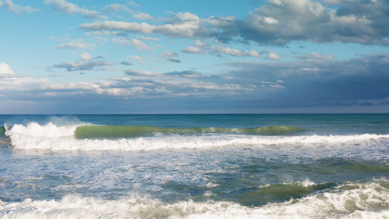 폭풍의 파도가 있는 해변 자연