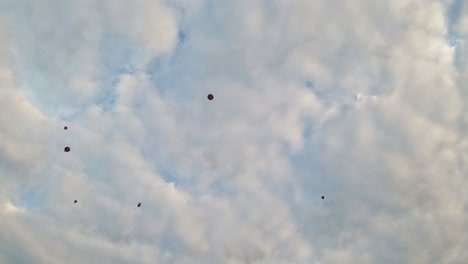timelapse de globos aerostáticos sobre vilnius, lituania