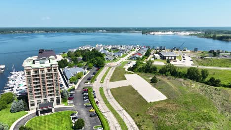 descendiendo más cerca de las casas construidas en muskegon