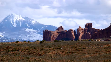 Scenic-drive-at-the-Arches-National-Park