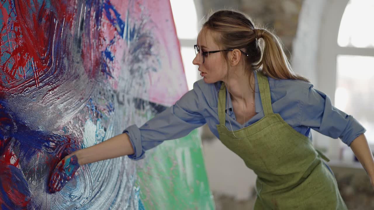 Pittore contemporaneo che crea arte moderna astratta usando le mani.