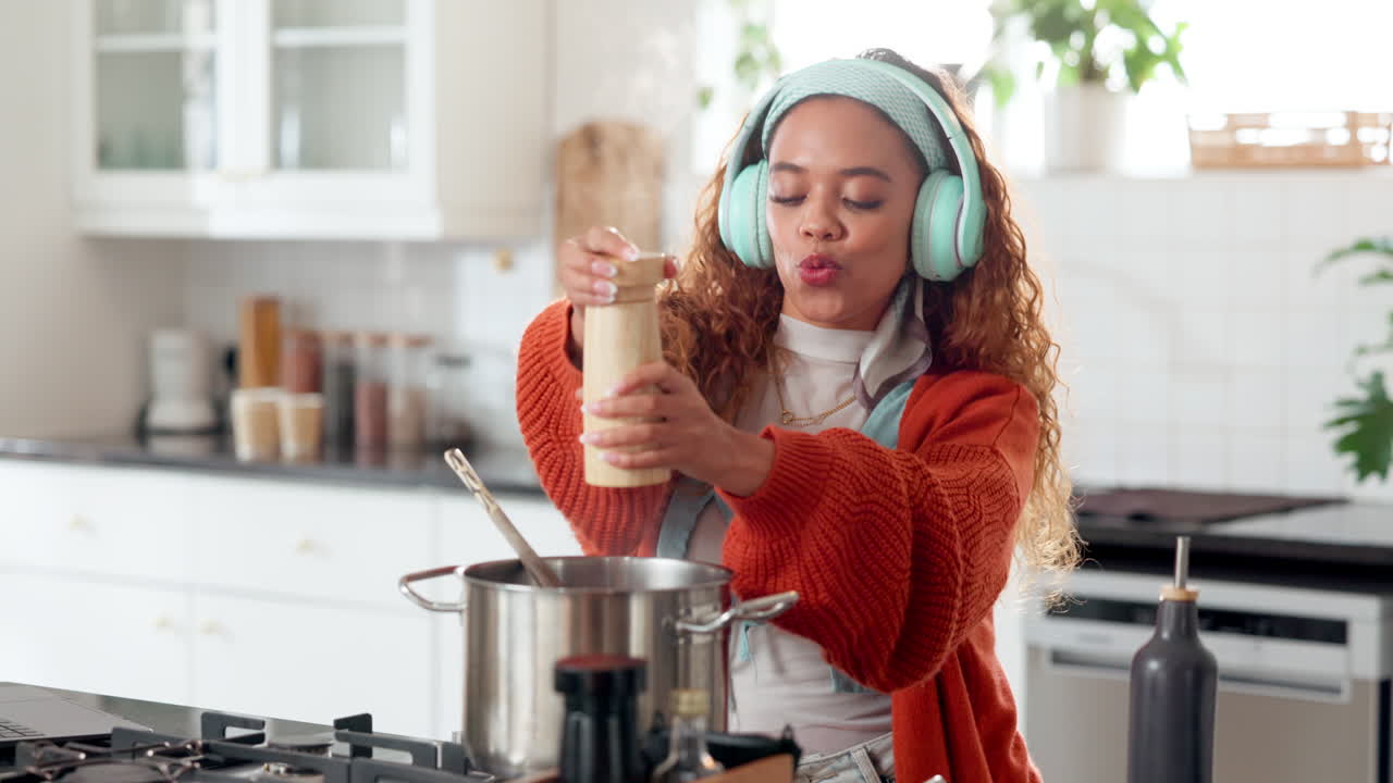 mujer cocinando y disfrutando de la música en la cocina