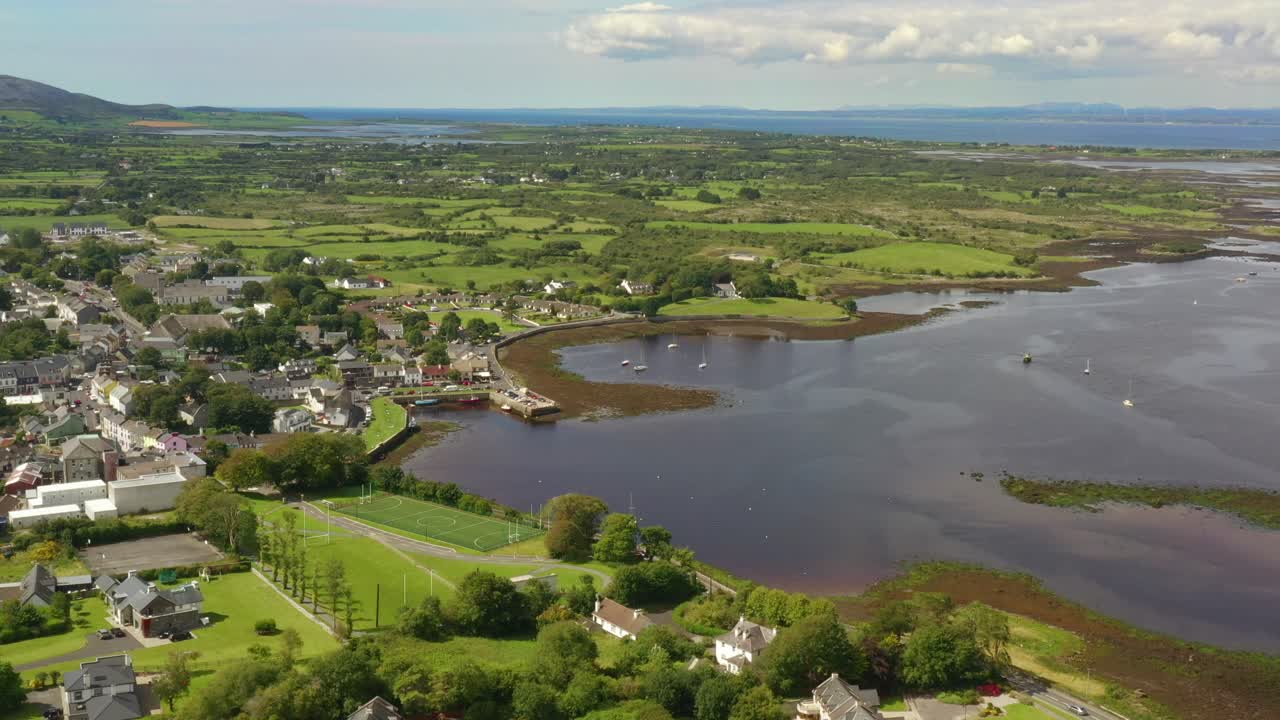 kinvara, galway, irlanda, agosto de 2020, drone volando alto mientras empuja lentamente hacia el pueblo de pescadores