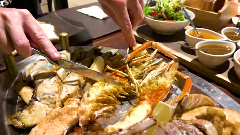 맛있는 해산물이 준비되고 제공되고 있습니다.