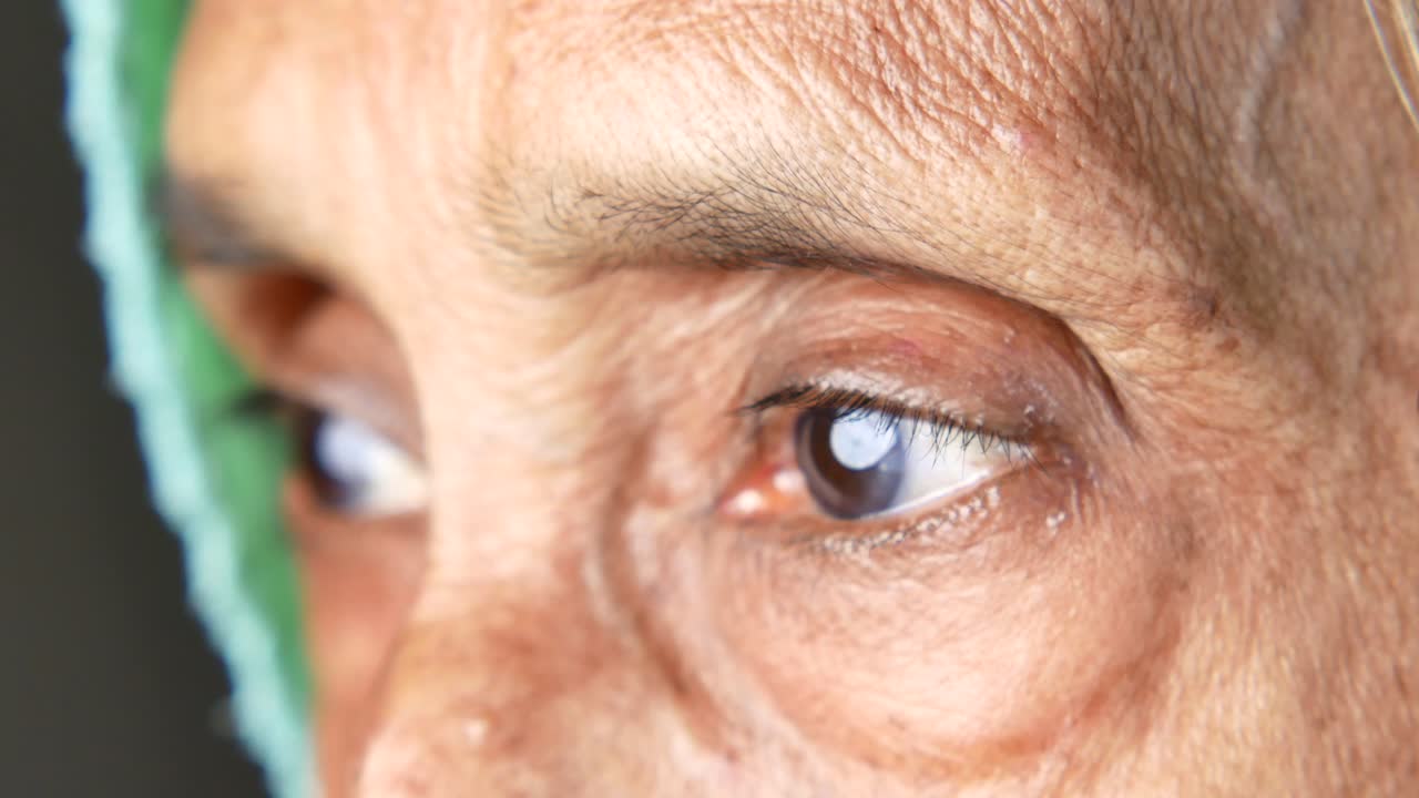 노인 여자 의 눈 의 클로즈업