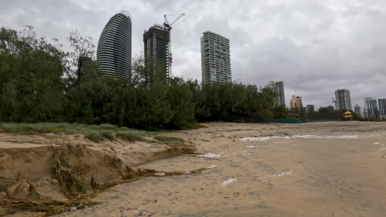 impacto de la erosión y la contaminación escena de la playa tormentosa