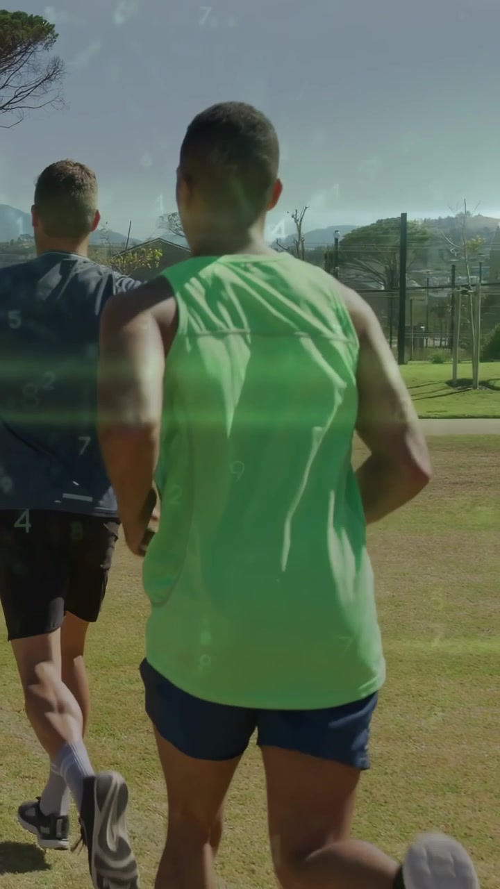 Video verticale: Uomini che iniziano una corsa sportiva attraverso un campo, con la telecamera che li segue e sovrapposizioni che tracciano il ritmo dei corridori.