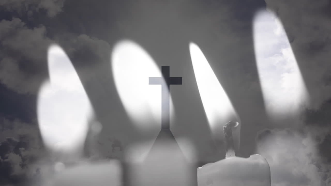 하늘을 향한 기독교 십자가 위에  ⁇ 불을 태우고