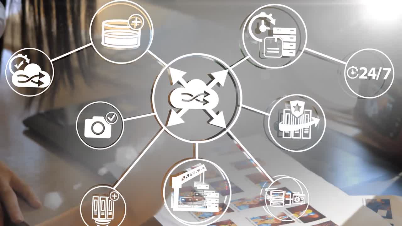 animación de formas púrpuras sobre las manos de una mujer de raza mixta trabajando con fotos