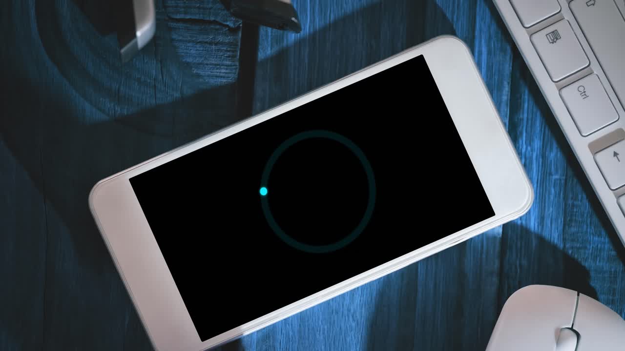 사무실에서 스마트 폰에 로딩 서클의 애니메이션