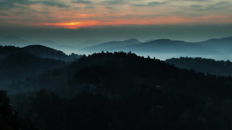 Animación-De-Líneas-En-Zigzag-Amarillas-Y-Blancas-Sobre-Un-Idílico-Paisaje-Montañoso-Brumoso-Al-Atardecer