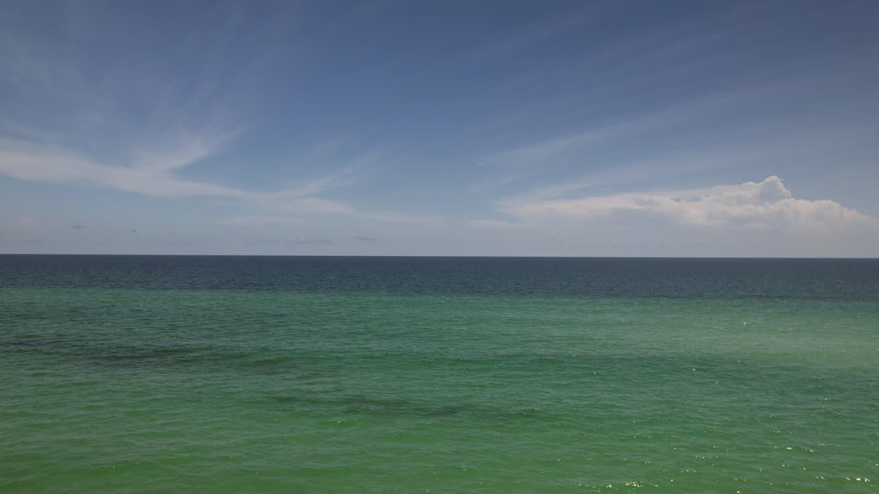 플로리다의 은 물과 해변의 드론 항공 사진