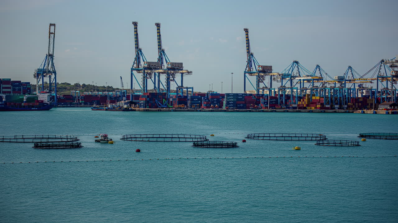 lapso de tiempo de un buque de carga maniobrando en un puerto marítimo de malta