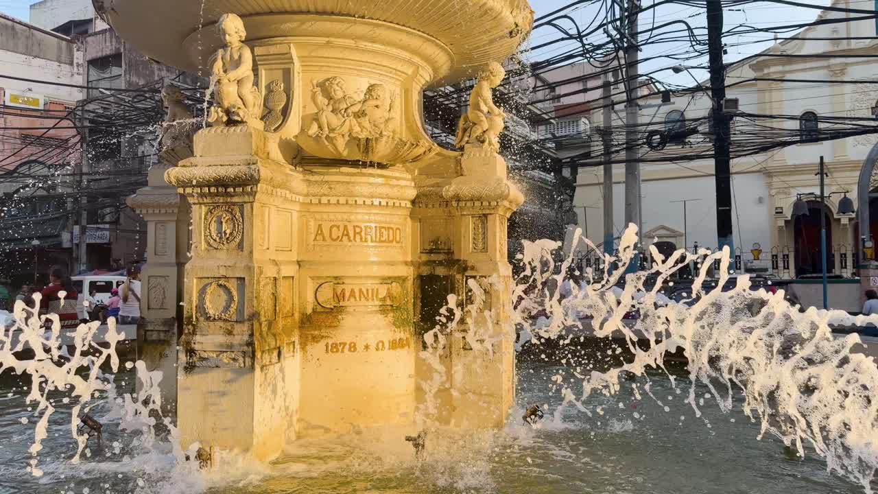 La luce dorata del tramonto illumina gli spruzzi d'acqua presso la storica Fontana Carriedo a Santa Cruz
