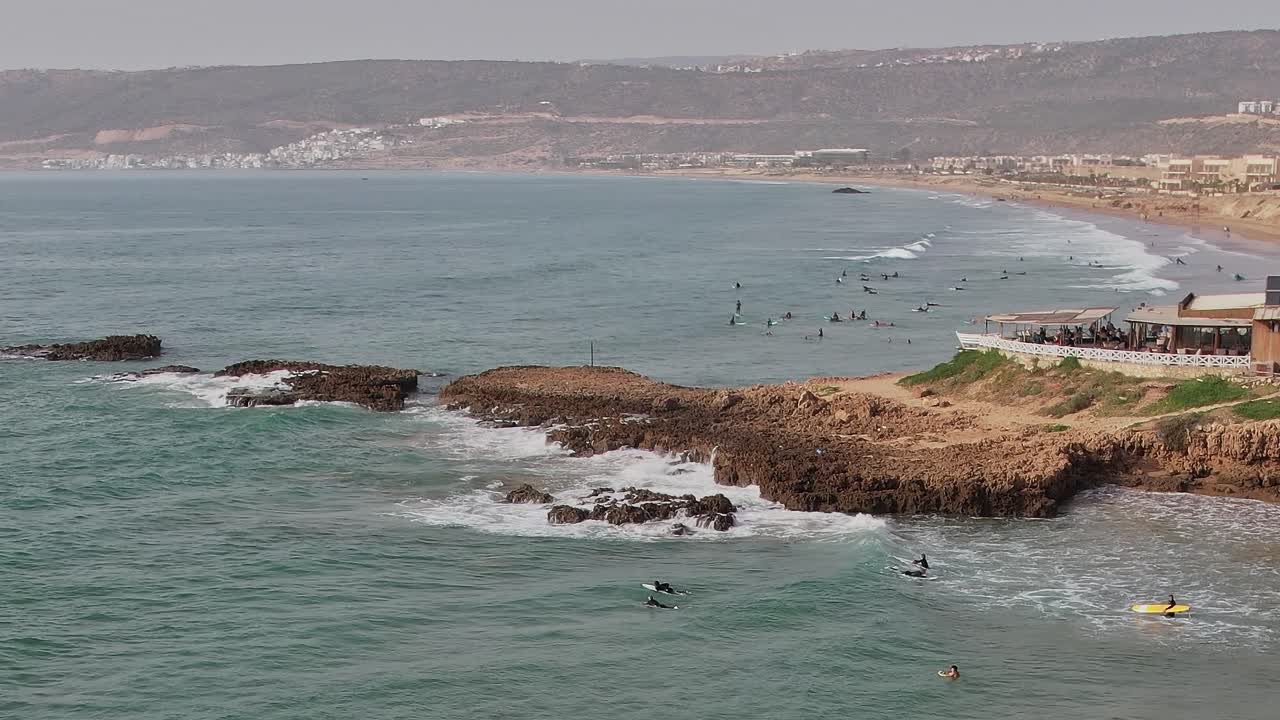 Actividades de surf a lo largo de la costa de Marruecos capturadas desde arriba