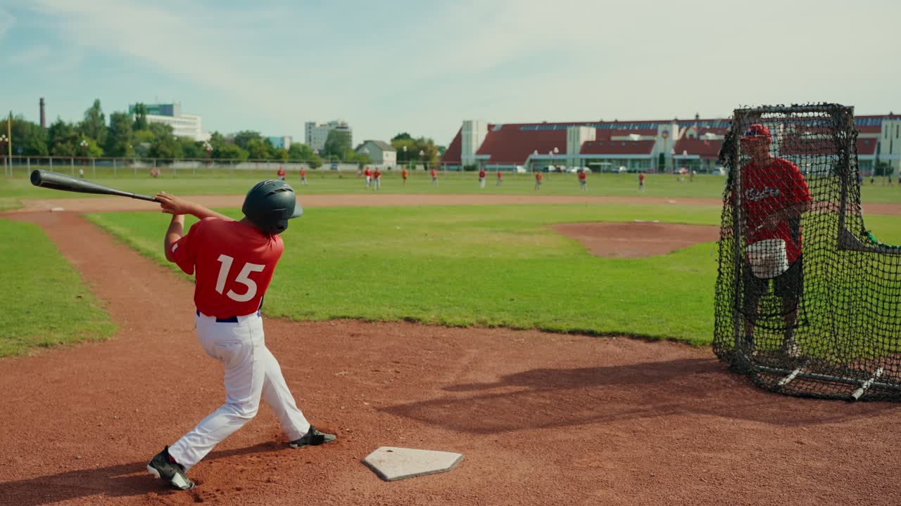 Giocatori di baseball che si allenano su un campo