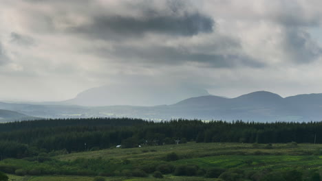 Zeitraffer-Der-Ländlichen-Landschaft-Mit-Grasfeldern-Und-Hügeln-An-Einem-Bewölkten-Tag-In-Irland