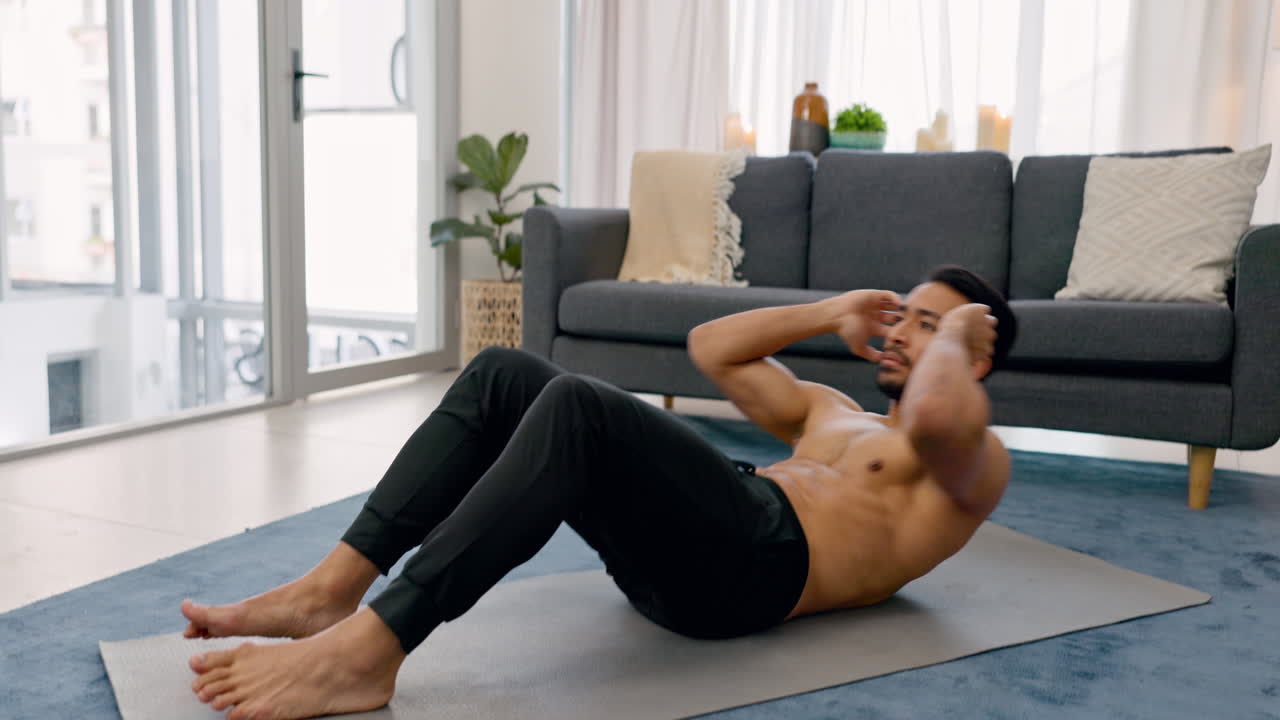 fitness, sentarse y entrenar al hombre en su casa