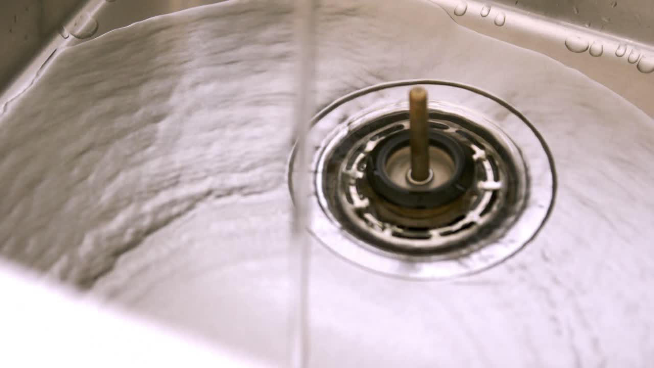 흐르는 물 이 있는 주방 싱크대