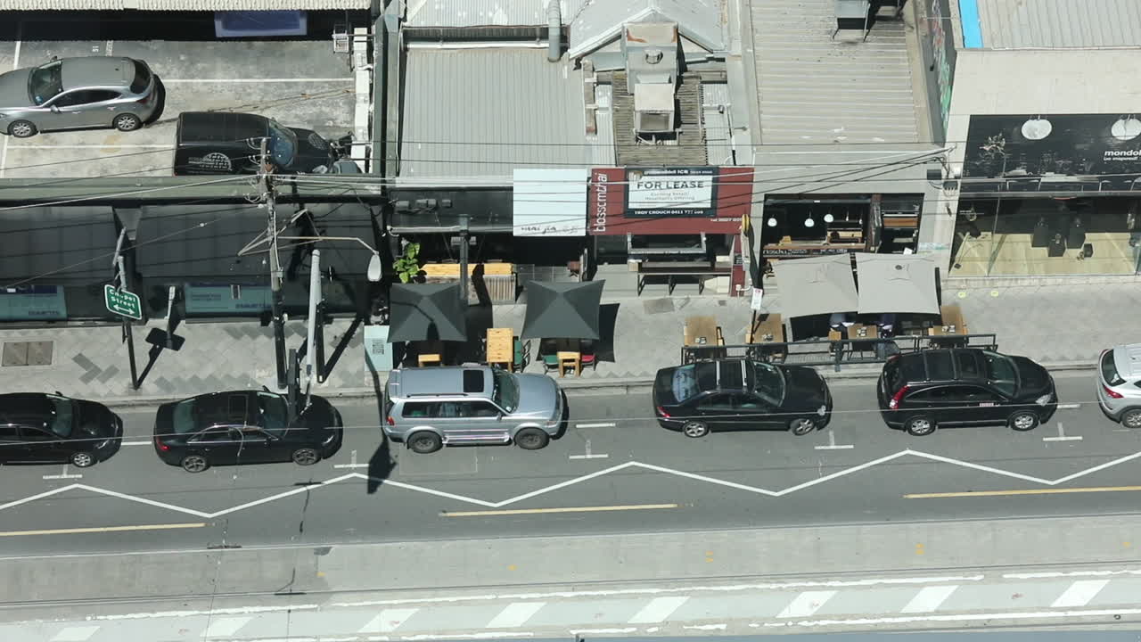 번화한 거리에서 임대 표지판을 들고 보도를 따라 걷는 보행자