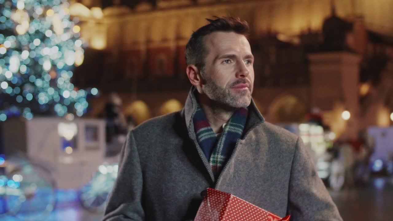 hombre con gran regalo esperando a su dama