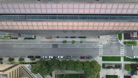 vista de ángulo alto de la calle de la ciudad con edificio de oficinas