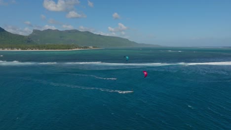 kitesurfistas montando en el famoso lugar de surf one eye en mauricio