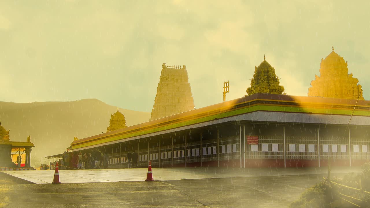 templo de tirupati balaji con lluvia y niebla