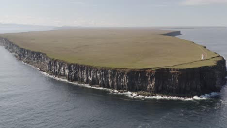 vista aérea del faro de fontur en la península de langanes, islandia