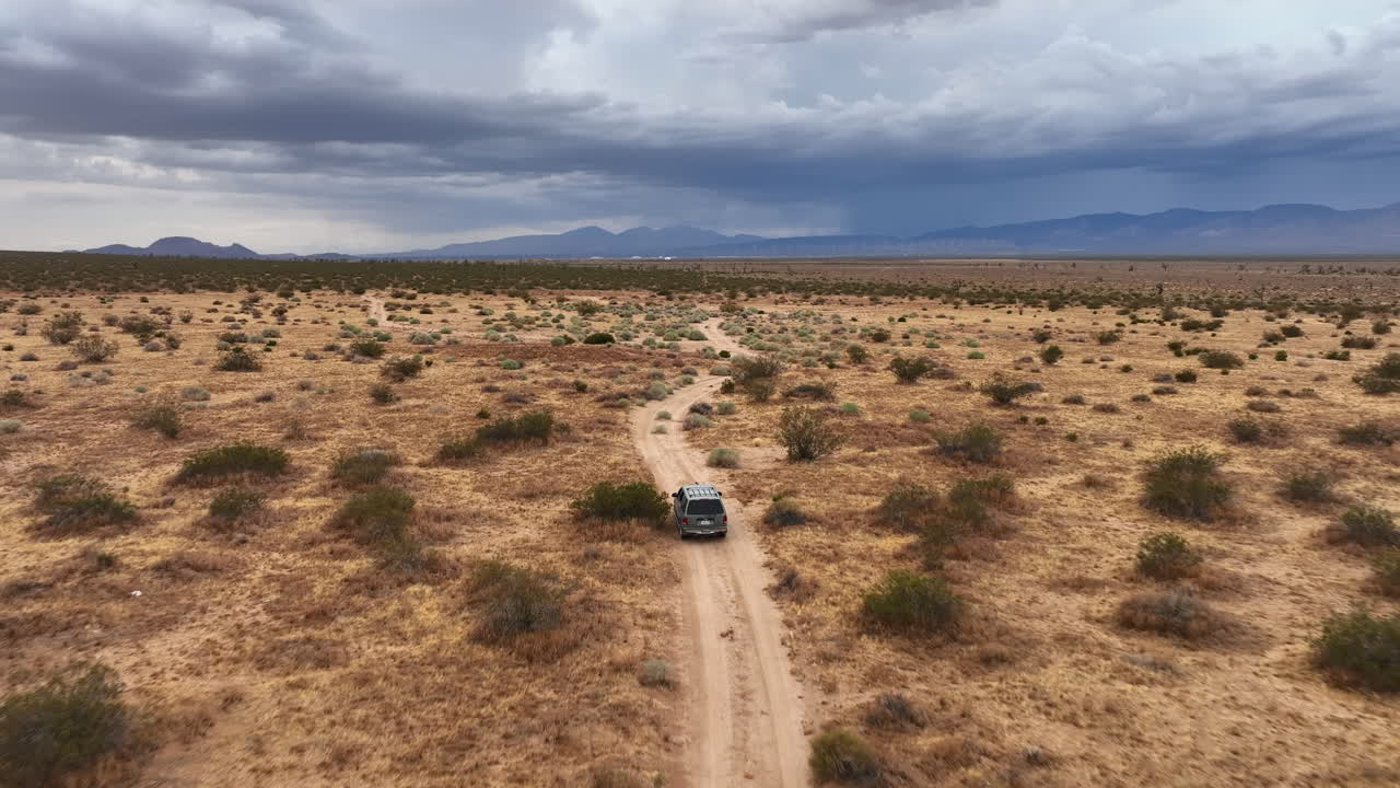 모하베 사막 도로 를 따라 운전 하는 스포츠 유 ⁇ 리티 차량 - 공중 추적