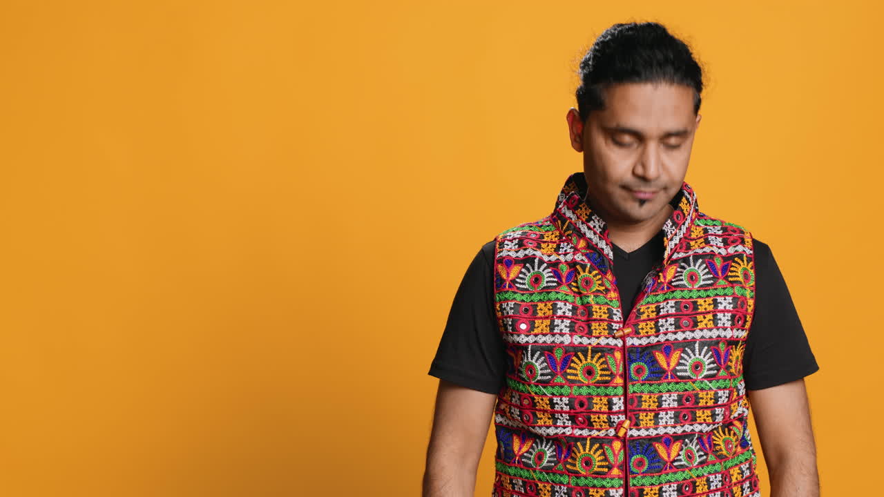 persona amigable mostrando amor haciendo gestos, aislado sobre el fondo del estudio