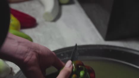 las manos de las mujeres lavan, pelan y cortan las verduras en estofado de verduras