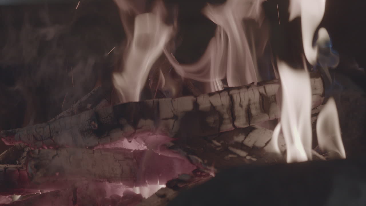 나무는 불길에 타서 슬로우 모션으로 반으로 나뉩니다.