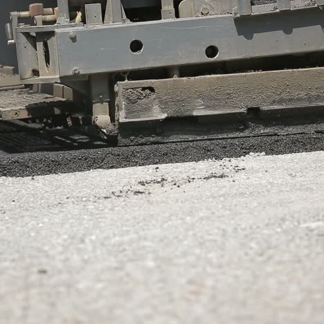 pavimentadores con orugas que colocan asfalto