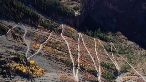 drone disparado mirando hacia abajo en el sendero de retorno del paso del oso negro en telluride