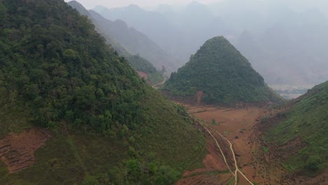 vista aérea de las verdes montañas y valles